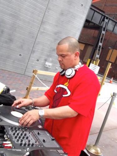 Marcelino Rivera spinning at the stacks